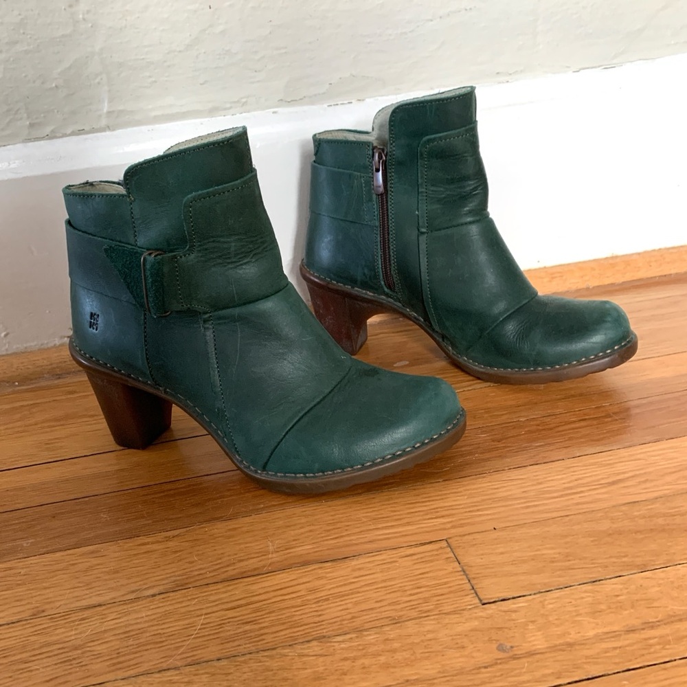 El Naturalista leather ankle stacked heel green bootie boots